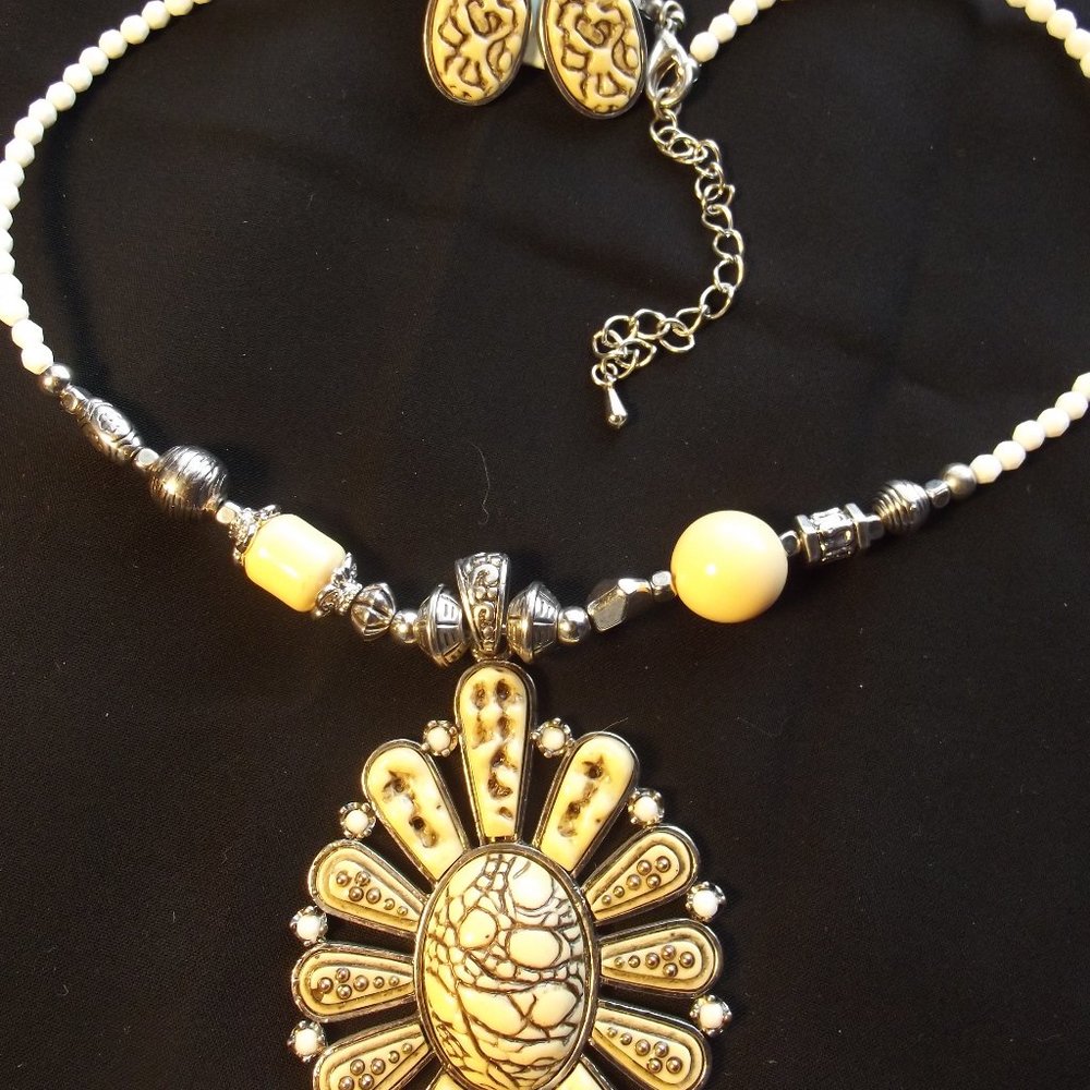 Western Style Pendant Necklace & Earrings Set